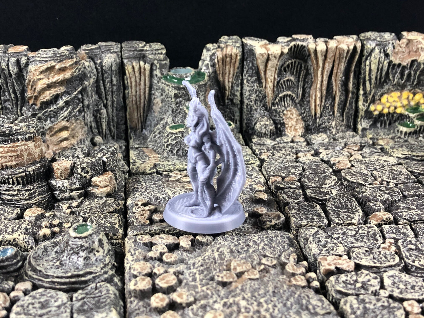 Succubus - 28mm D&D Miniature